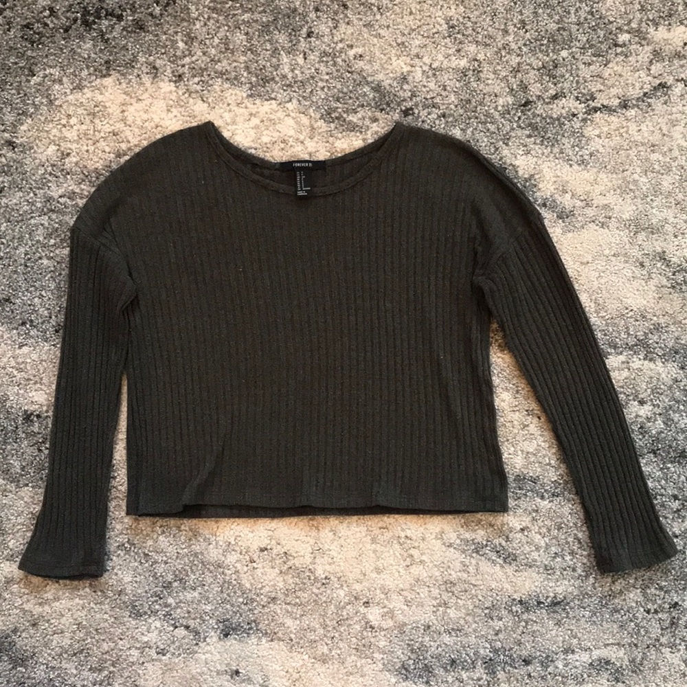 Green long sleeved cropped tee